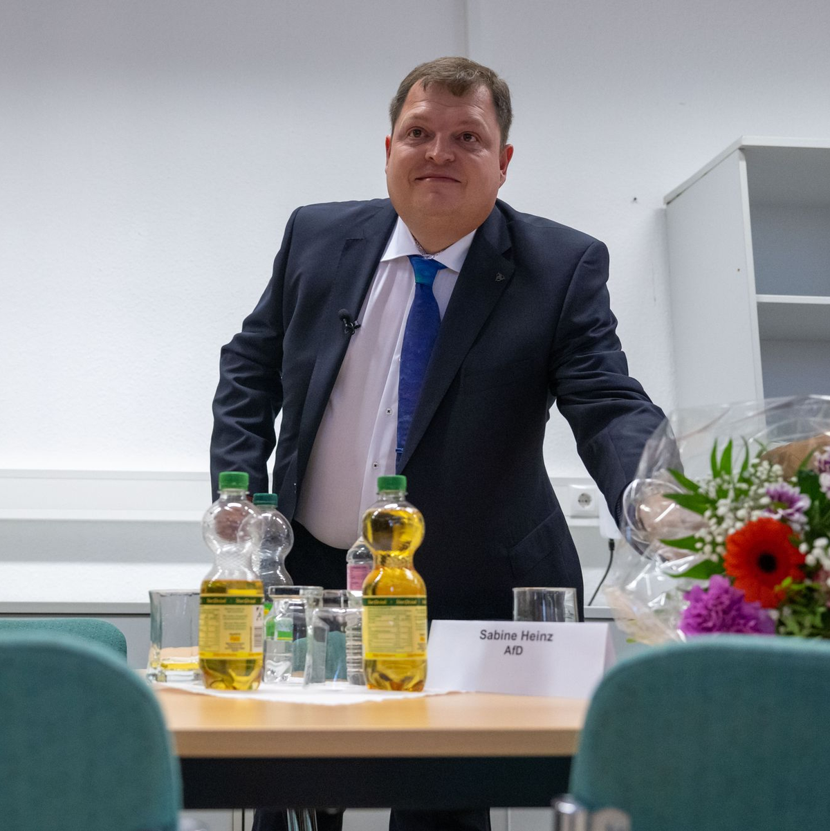 Blumen für den neuen Bürgermeister von Raguhn-Jeßnitz: Hannes Loth von der AfD. - Foto: Hendrik Schmidt/dpa