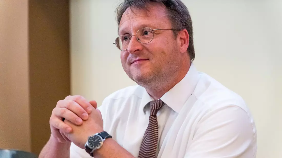 Robert Sesselmann (AfD) vor der Kreistagssitzung in Sonneberg. - Bild: Daniel Vogl/dpa