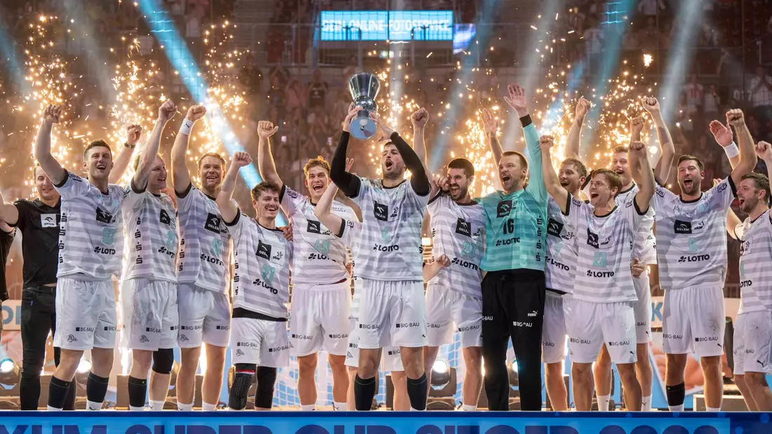 Kiels Domagoj Duvnjak (m) feiert mit seinen Teamkollegen den Supercup-Sieg. - Bild: David Inderlied/dpa