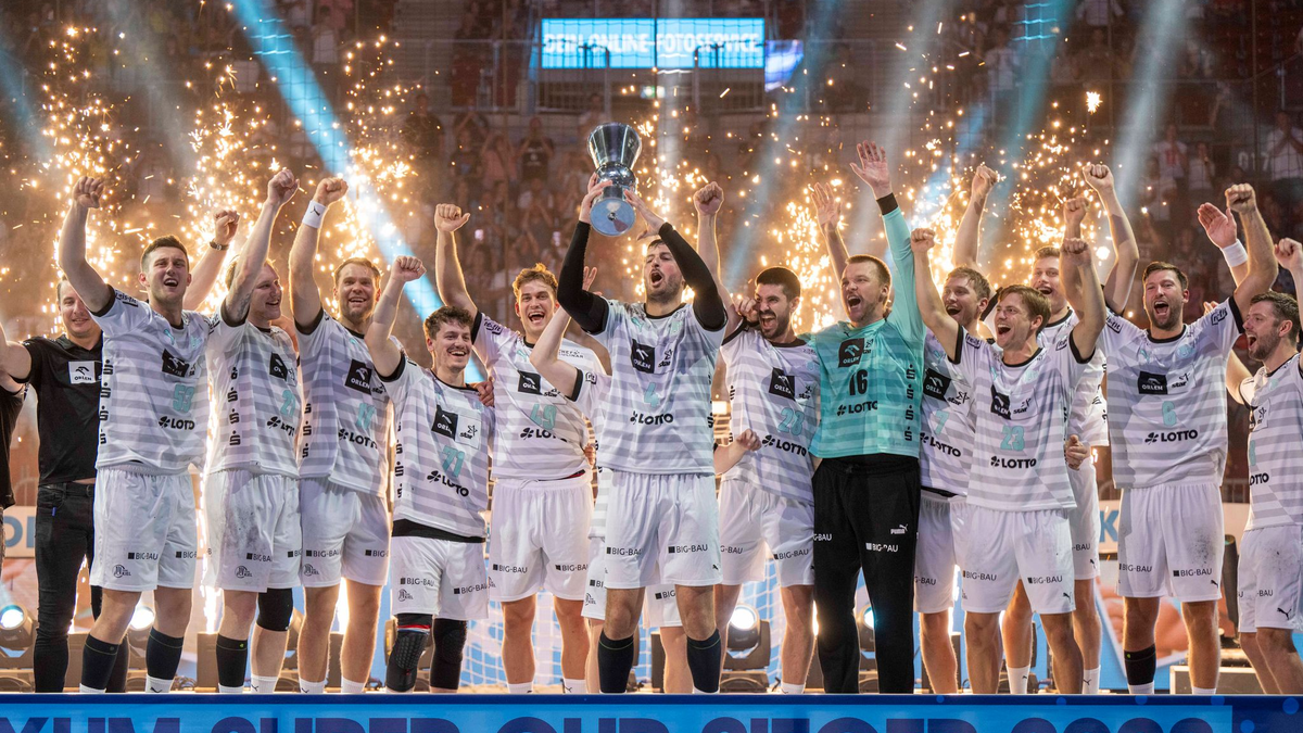 Kiels Domagoj Duvnjak (m) feiert mit seinen Teamkollegen den Supercup-Sieg. - Foto: David Inderlied/dpa