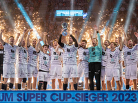 Die Kieler feiern den Gewinn des Supercups. - Foto: David Inderlied/dpa