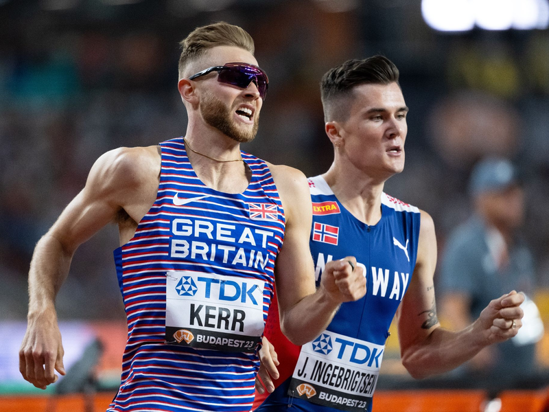Der Brite Josh Kerr (l) setzte sich im 1500-Meter-Lauf gegen den Favoriten Jakob Ingebrigtsen durch. - Foto: Sven Hoppe/dpa