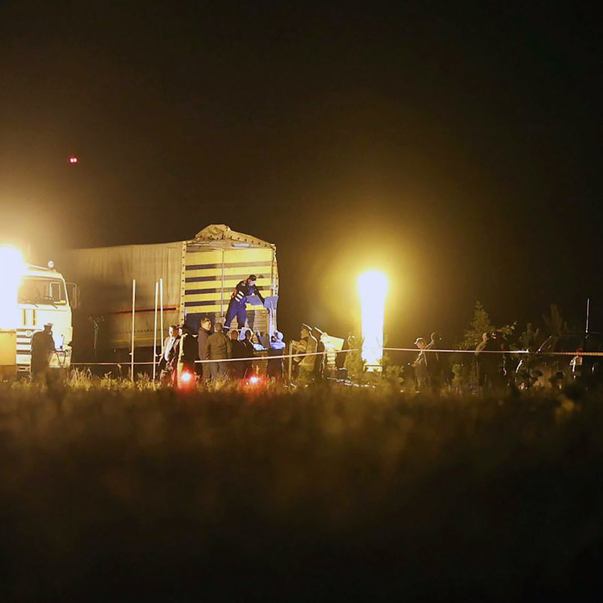 Dieses vom russischen Ermittlungskomitee veröffentlichte und von der chinesischen staatlichen Nachrichtenagentur Xinhua bereitgestellte Foto soll die Absturzstelle in der Region Twer zeigen. - Foto: Uncredited/TASS/XinHua/dpa