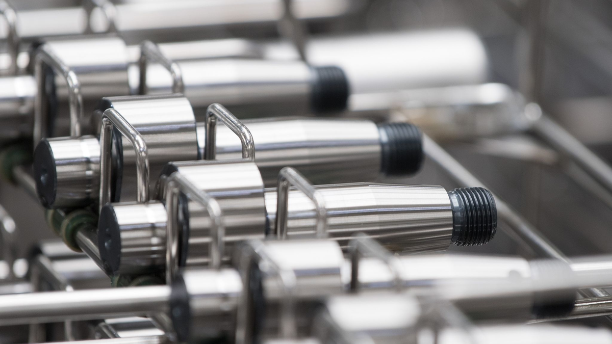 Nockenwellen liegen in der Produktion eines Automobilzulieferers auf einem Gestell. - Foto: Sebastian Kahnert/dpa-Zentralbild/dpa