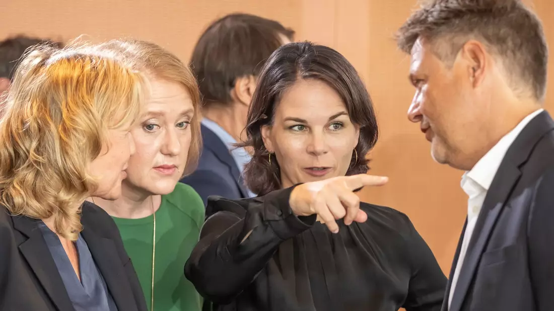 Kabinettsmitglieder von den Grünen (v.l.): Umweltministerin Steffi Lemke, Familienministerin Lisa Paus, Außenministerin Annalena Baerbock und Wirtschaftsminister Robert Habeck. - Bild: Michael Kappeler/dpa
