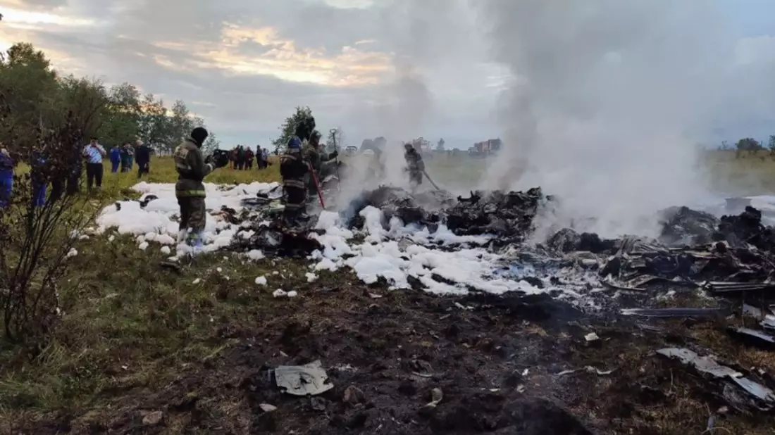Dieses vom russischen Ermittlungskomitee veröffentlichte und von der chinesischen staatlichen Nachrichtenagentur Xinhua bereitgestellte Foto soll die Absturzstelle in der Region Twer zeigen. - Bild: Uncredited/Investigative Committee of Russia/XinHua/dpa