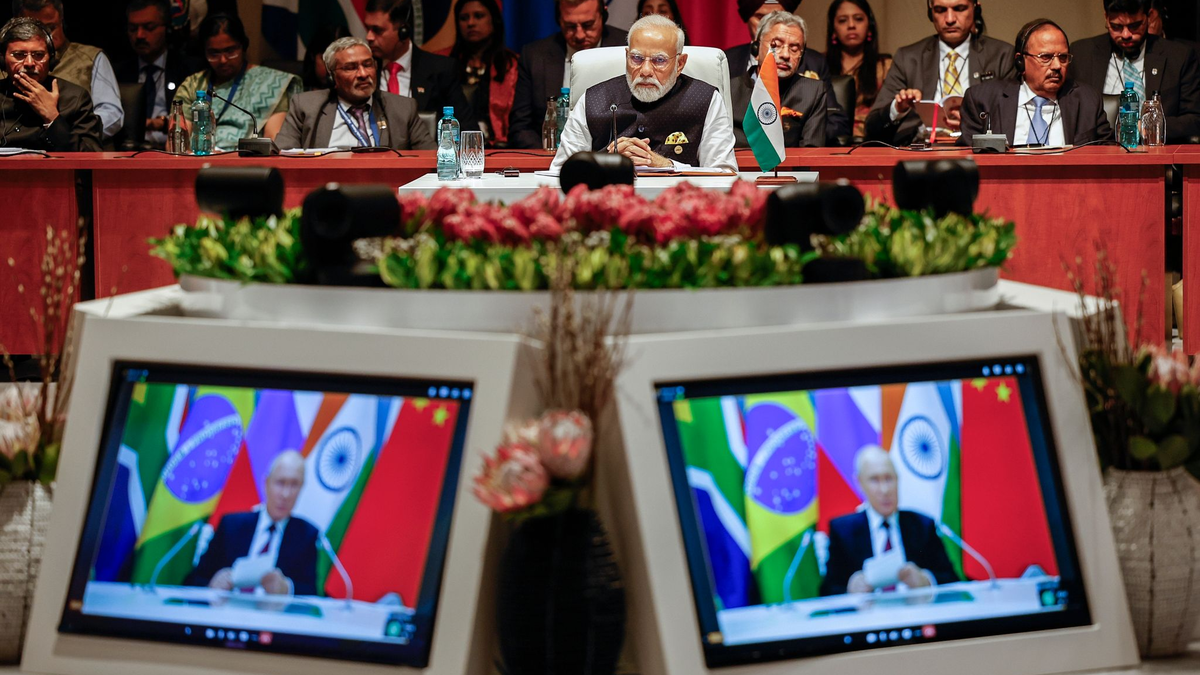 Indiens Premierminister Narendra Modi (M) schaut der Plenarsitzung auf dem Brics-Gipfel 2023 zu, während Kremlchef Wladimir Putin per Videoübertragung spricht. - Foto: GIANLUIGI GUERCIA/Pool AFP/AP/dpa