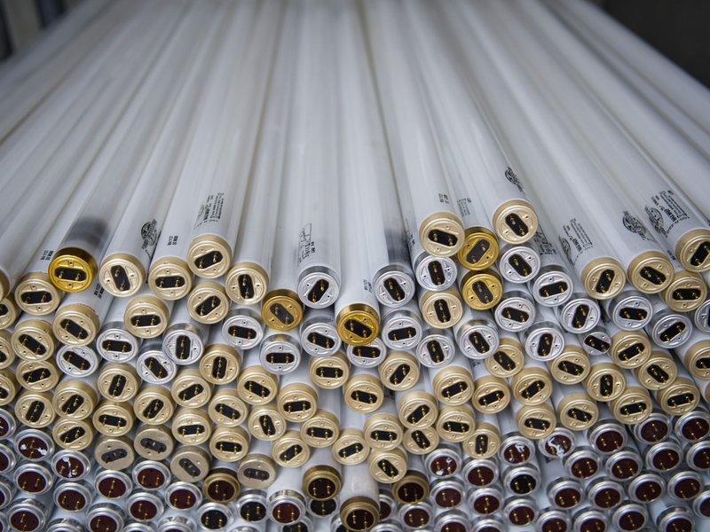 Ausrangierte Leuchtstoffröhren liegen auf dem Recyclinghof Bahrenfeld in Hamburg. - Foto: picture alliance / dpa