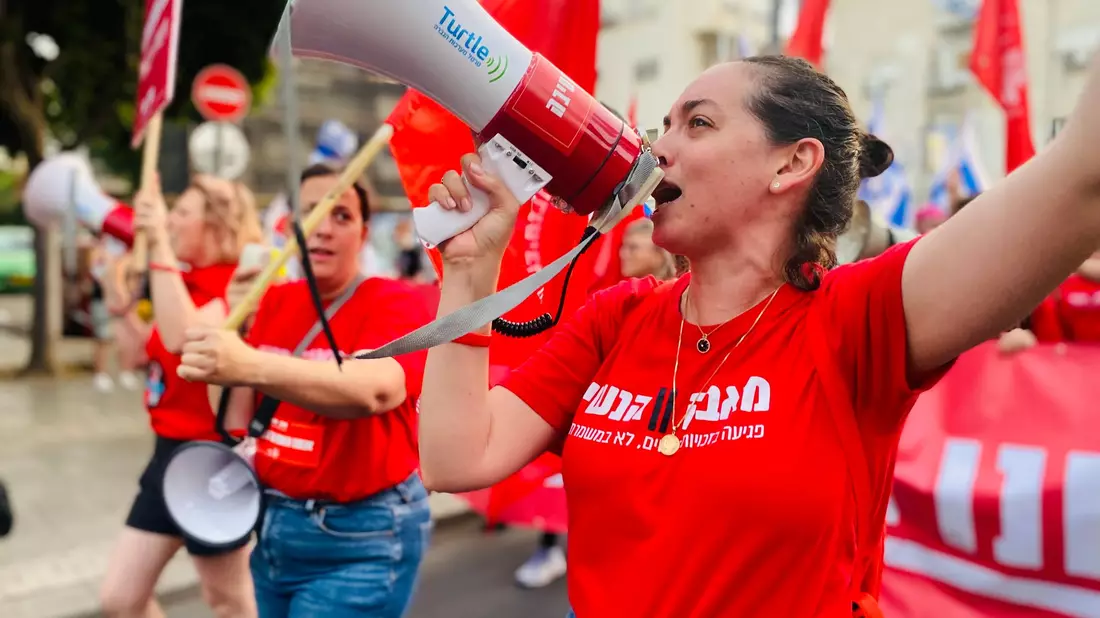 Die israelische Aktivistin Lee Hoffmann Agiv (r), aufgenommen bei einer Demonstration am 03. Juni. Sie gehört zu den Organisatorinnen eines Protestmarschs im strengreligiösen Tel Aviver Vorort Bnei Brak. - Bild: Roni Lahav/dpa