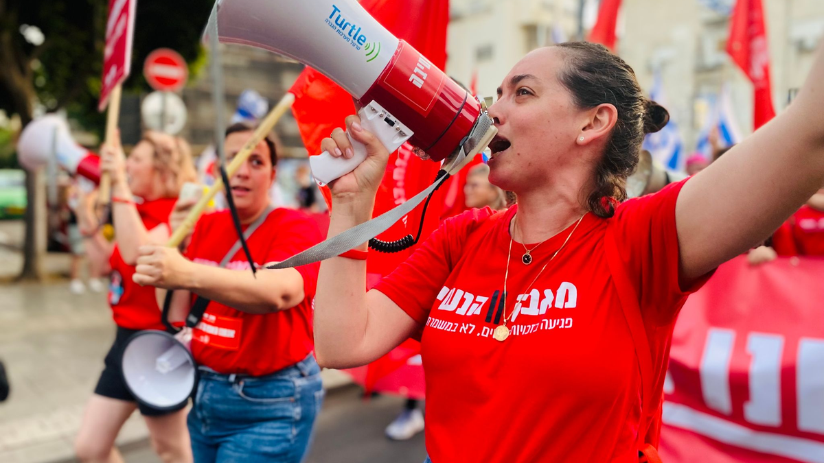 Die israelische Aktivistin Lee Hoffmann Agiv (r), aufgenommen bei einer Demonstration am 03. Juni. Sie gehört zu den Organisatorinnen eines Protestmarschs im strengreligiösen Tel Aviver Vorort Bnei Brak. - Foto: Roni Lahav/dpa