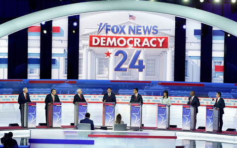 Die republikanischen US-Präsidentschaftskandidaten von links nach rechts: Asa Hutchinson, Chris Christie, Mike Pence, Ron DeSantis, Vivek Ramaswamy, Nikki Haley, Tim Scott und Doug Burgum. - Foto: Morry Gash/AP