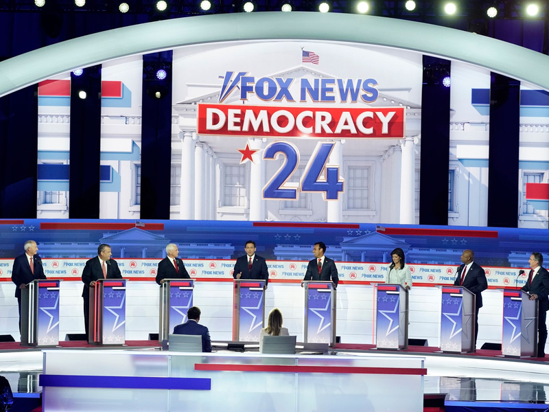 Die republikanischen US-Präsidentschaftskandidaten von links nach rechts: Asa Hutchinson, Chris Christie, Mike Pence, Ron DeSantis, Vivek Ramaswamy, Nikki Haley, Tim Scott und Doug Burgum. - Foto: Morry Gash/AP