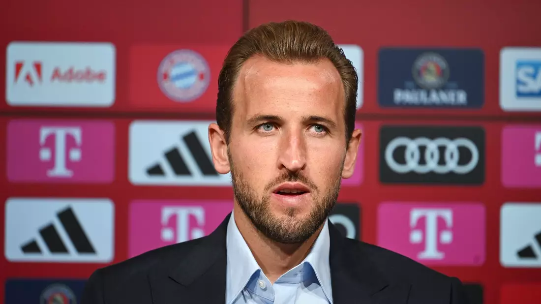 Bayerns Harry Kane jubelt nach seinem Tor zum 3:1 gegen den FC Augsburg. - Bild: Sven Hoppe/dpa