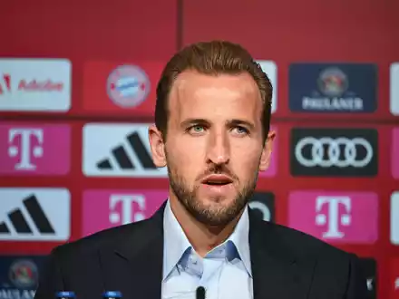 Bayerns Harry Kane jubelt nach seinem Tor zum 3:1 gegen den FC Augsburg. - Foto: Sven Hoppe/dpa