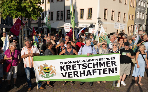 Die rechtsextreme Kleinstpartei «Freie Sachsen» war mit ein paar Dutzenden Anhängern unter anderem mit einem Plakat und der Aufschrift «Kretschmer verhaften» aufmarschiert. - Foto: Sebastian Kahnert/dpa