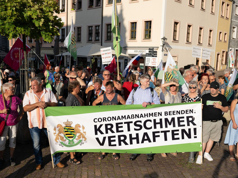 Die rechtsextreme Kleinstpartei «Freie Sachsen» war mit ein paar Dutzenden Anhängern unter anderem mit einem Plakat und der Aufschrift «Kretschmer verhaften» aufmarschiert. - Foto: Sebastian Kahnert/dpa