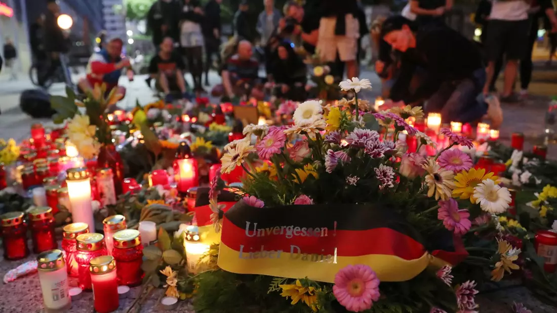 Nach einem Streit wurde am 26. August 2018 in der Innenstadt von Chemnitz der 35-jährige Daniel H. erstochen. Die Tat war Anlass für Demonstrationen, bei denen es auch zu Gewaltausbrüchen kam. - Bild: Jan Woitas/dpa