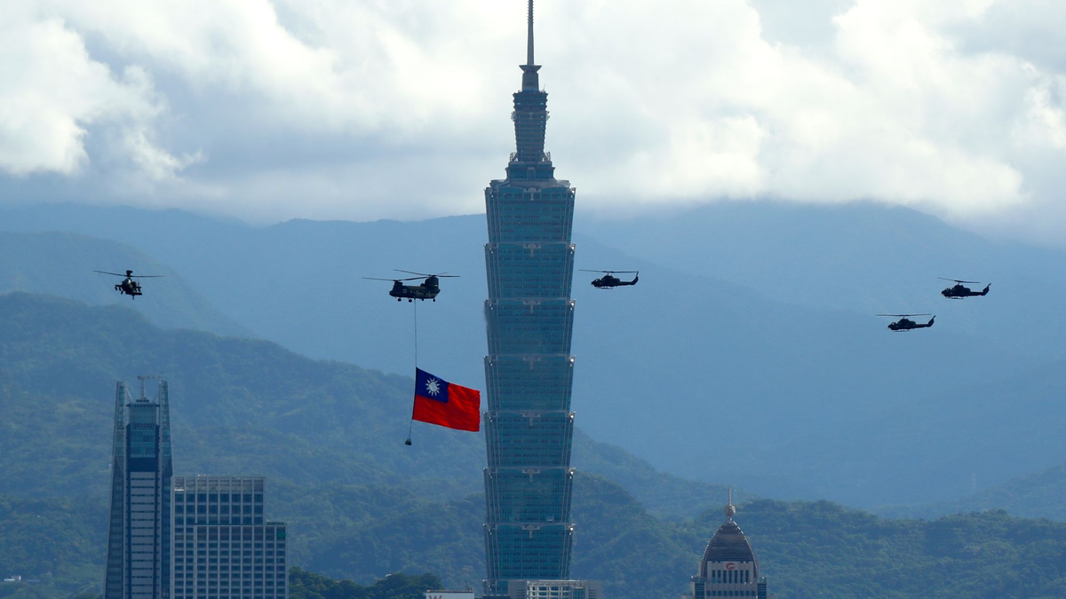 Militärhubschrauber anlässlich Taiwans Nationalfeiertag in Taipeh. - Foto: Daniel Ceng Shou-Yi/ZUMA Press Wire/dpa
