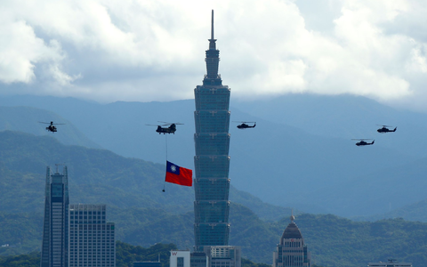 Militärhubschrauber anlässlich Taiwans Nationalfeiertag in Taipeh. - Foto: Daniel Ceng Shou-Yi/ZUMA Press Wire/dpa