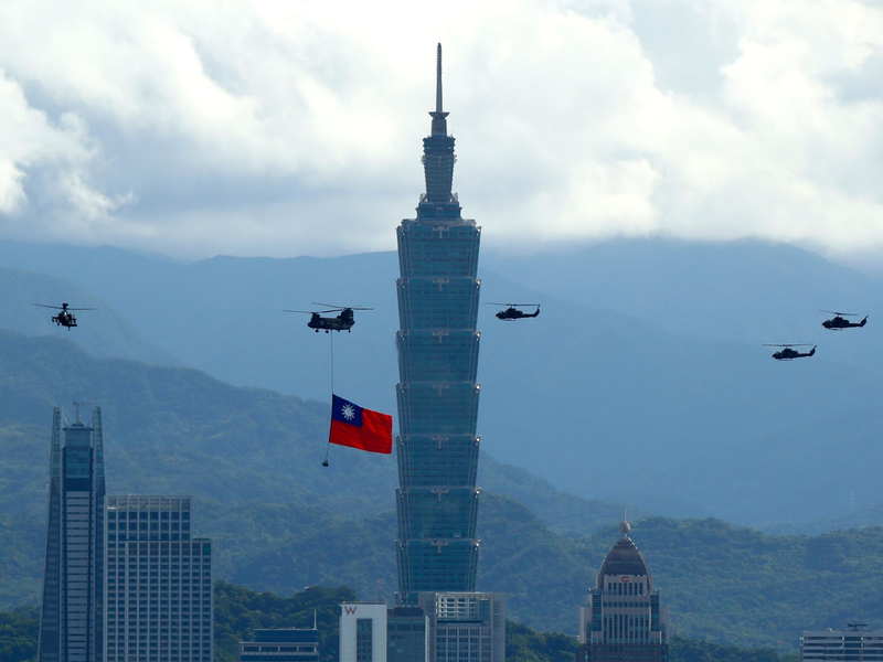 Militärhubschrauber anlässlich Taiwans Nationalfeiertag in Taipeh. - Foto: Daniel Ceng Shou-Yi/ZUMA Press Wire/dpa