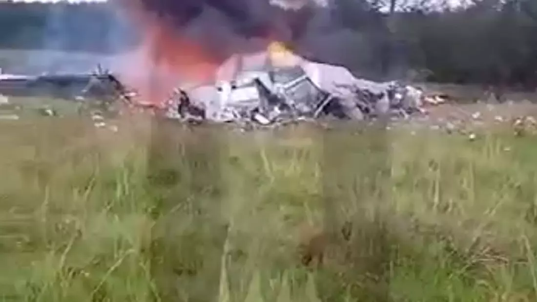 Dieses Bild aus einem Video, das von Ostorozhno Novosti veröffentlicht wurde, soll die Absturzstelle eines Privatjets in der Nähe des Dorfes Kuschenkino in Region Twer zeigen. - Bild: Uncredited/Ostorozhno Novosti/AP/dpa