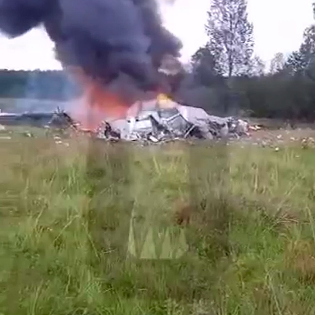 Dieses Bild aus einem Video, das von Ostorozhno Novosti veröffentlicht wurde, soll die Absturzstelle eines Privatjets in der Nähe des Dorfes Kuschenkino in Region Twer zeigen. - Foto: Uncredited/Ostorozhno Novosti/AP/dpa
