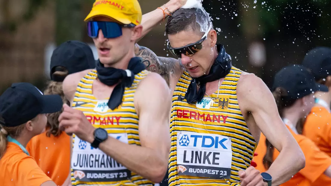 Christopher Linke (r) und Karl Junghannß belegten bei der WM über die 35 Kilometer Gehen die Plätze fünf und neun. - Bild: Sven Hoppe/dpa