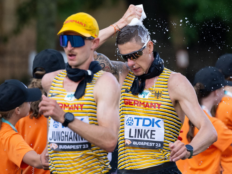 Christopher Linke (r) und Karl Junghannß belegten bei der WM über die 35 Kilometer Gehen die Plätze fünf und neun. - Foto: Sven Hoppe/dpa