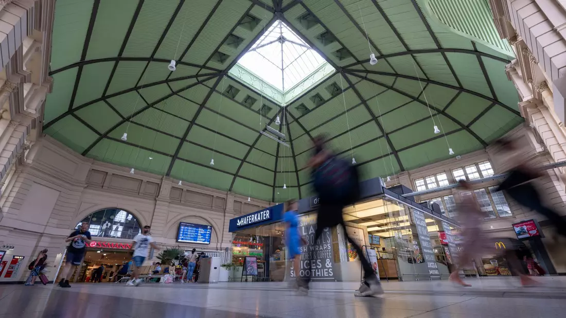 Ausgezeichnet: Der Hauptbahnhof in Halle/Saale. - Bild: Hendrik Schmidt/dpa