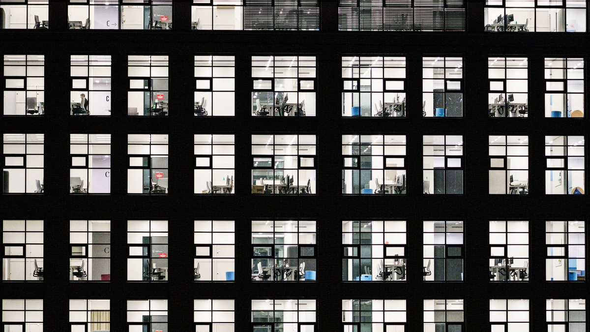 In der Immobilienkrise meiden große Investoren den Kauf von Büroflächen. Die Investments in Frankfurt brachen 2023 um fast 90 Prozent ein. - Foto: Andreas Arnold/dpa