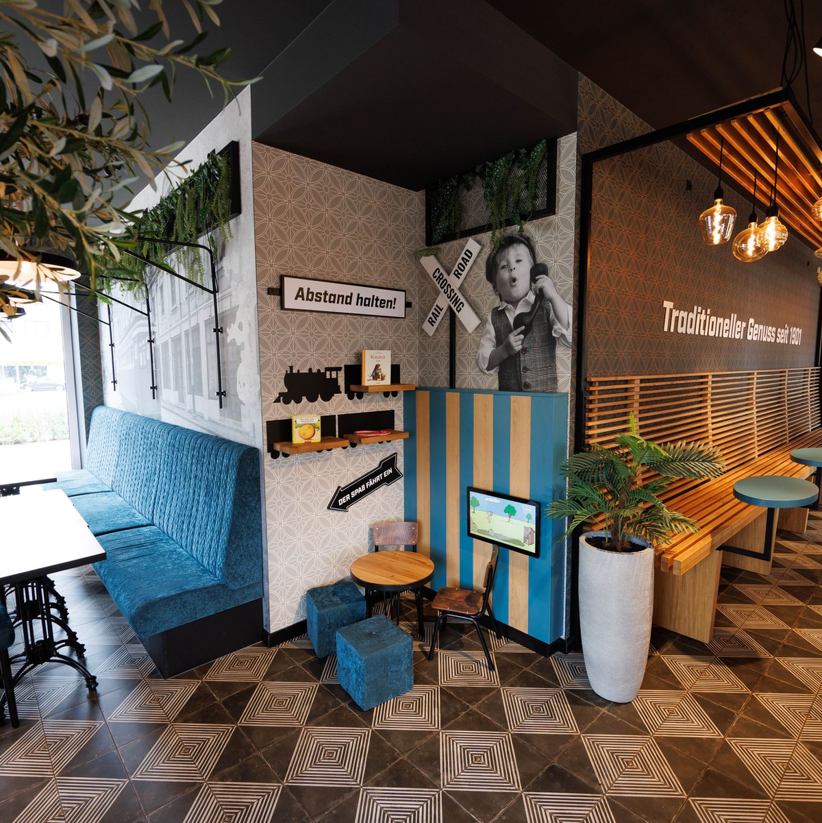 Blick in einen Gastronomiebereich im Bahnhof von Nordhorn. - Foto: Friso Gentsch/dpa