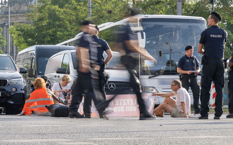 Polizisten halten an der Kreuzung am Stachus in der Münchner Innenstadt Klimaaktivisten der Letzten Generation fest. - Foto: Peter Kneffel/dpa