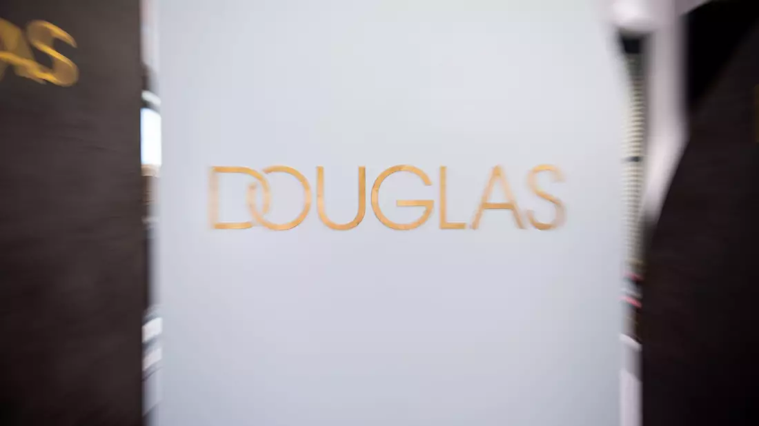 Bei der Parfümeriekette Douglas läuft das Geschäft. - Bild: Daniel Reinhardt/dpa