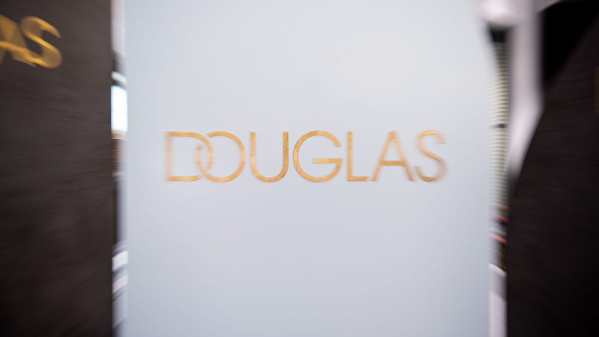 Die Parfümeriekette Douglas möchte weiter expandieren. - Foto: Daniel Reinhardt/dpa