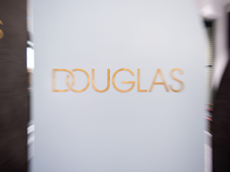 Die Parfümeriekette Douglas möchte weiter expandieren. - Foto: Daniel Reinhardt/dpa