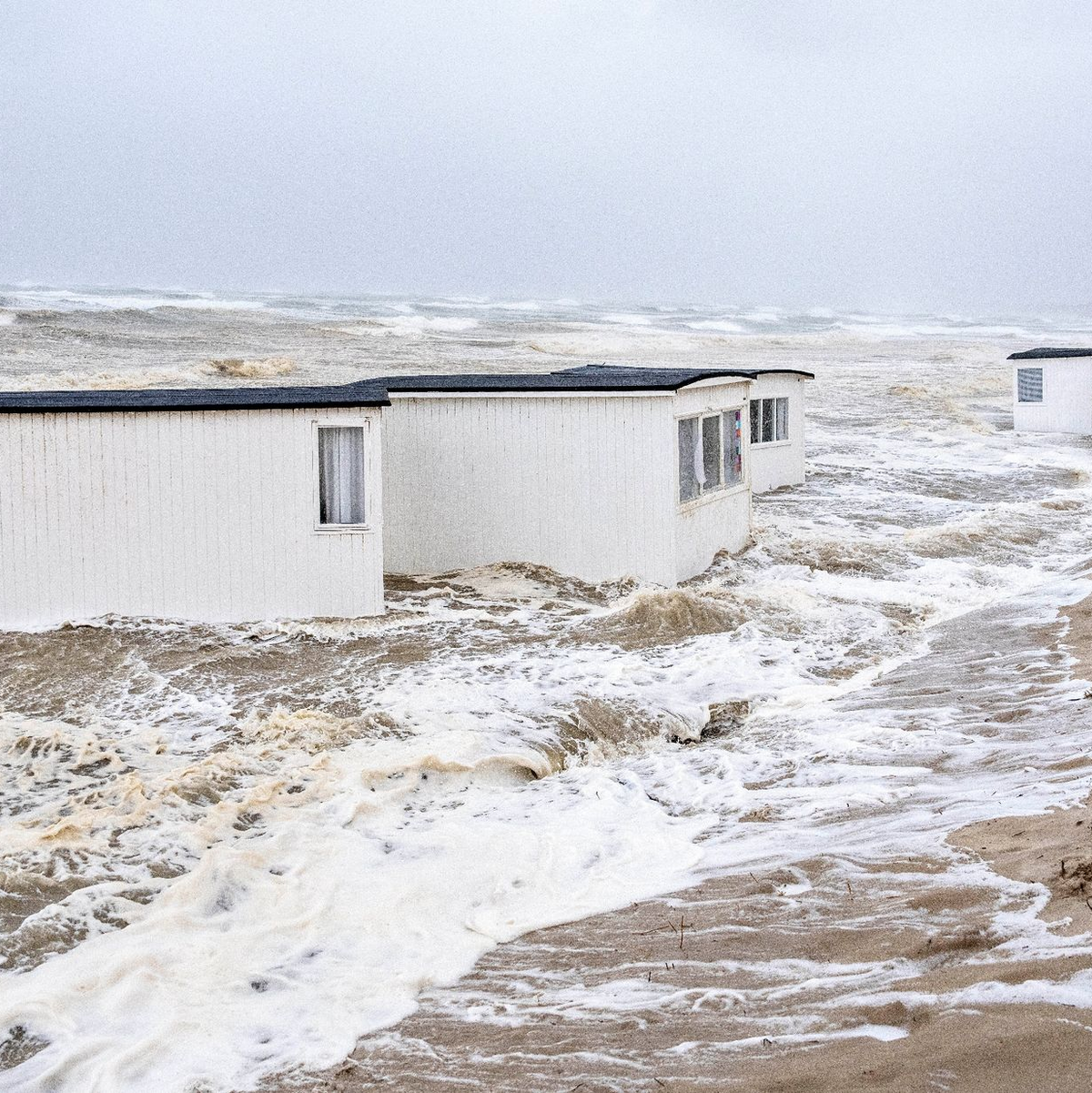 Badehäuser treiben in Dänemark bei einem Sturm in der Nordsee. - Foto: Henning Bagger/Ritzau Scanpix Foto/AP/dpa