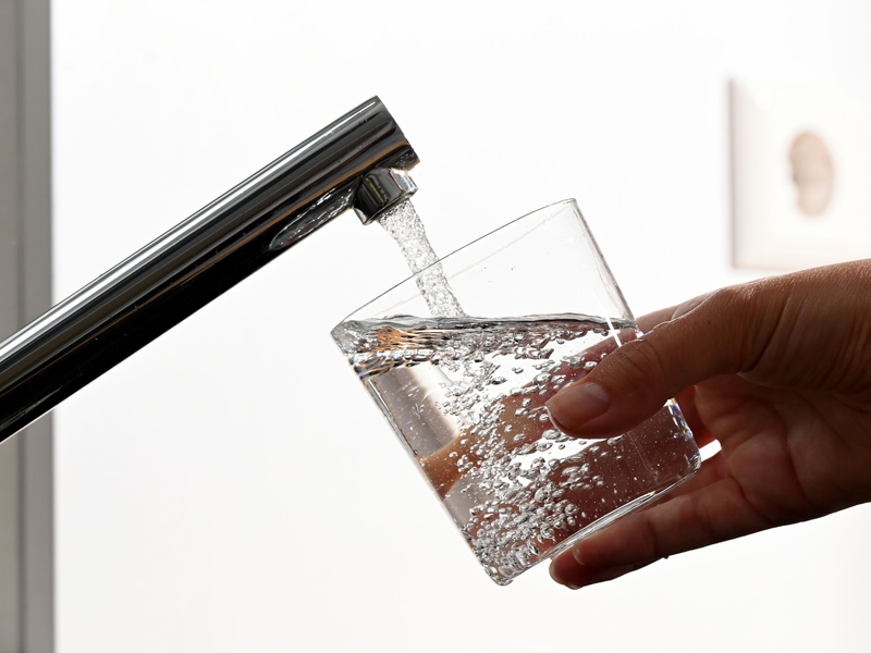 Die Erreger werden häufig durch zerstäubtes Wasser übertragen, etwa über Wasserhähne. - Foto: Bernd Weißbrod/dpa