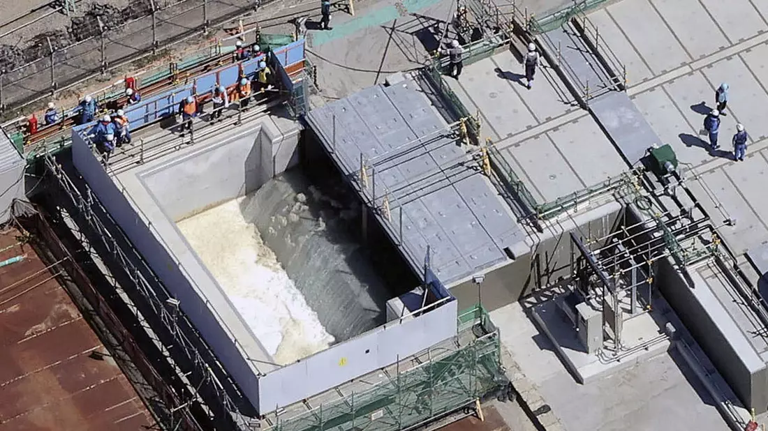 Japan hat mit der Einleitung gefilterten und verdünnten Kühlwassers aus der Atomruine Fukushima ins Meer begonnen. - Bild: ---/Kyodo News/AP/dpa