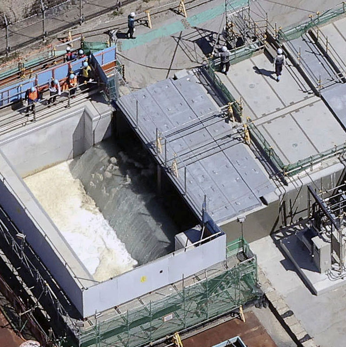 Tepco verdünnt das Kühlwasser so weit mit Meerwasser, dass die Tritiumkonzentration auf 1500 Becquerel pro Liter sinkt. Anschließend wird es über einen Unterwassertunnel im Pazifik verklappt. - Foto: ---/Kyodo News/AP/dpa