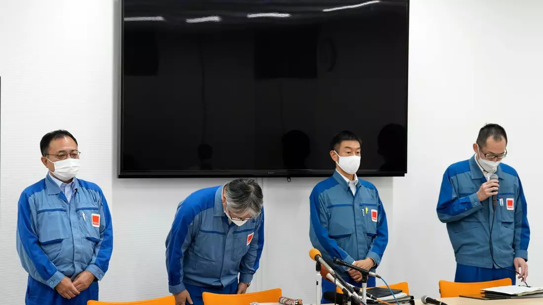 Junichi Matsumoto (2.v.l) ist Geschäftsführer der Tokyo Electric Power Company Holdings und damit für die Freigabe von behandeltem Wasser aus dem Kernkraftwerk Fukushima Daiichi verantwortlich. Der Betreiber des vom Tsunami zerstörten Kernkraftwerks hat nach eigenen Angaben damit begonnen, die erste Charge aufbereitetes radioaktives Wasser in den Pazifischen Ozean zu leiten. - Bild: Eugene Hoshiko/AP/dpa
