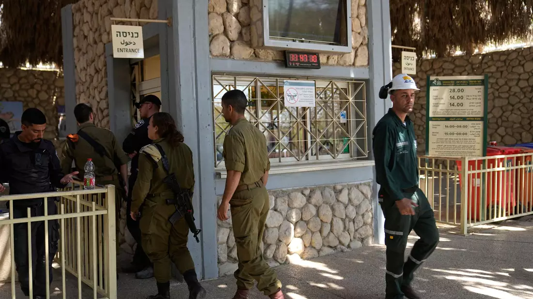 Israelische Soldaten am Eingang zum Naturreservat Ein Gedi, nachdem bei einem Steinschlag ein fünfjähriger Junge getötet wurde. - Bild: Ohad Zwigenberg/AP/dpa
