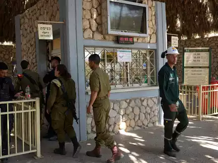 Israelische Soldaten am Eingang zum Naturreservat Ein Gedi, nachdem bei einem Steinschlag ein fünfjähriger Junge getötet wurde. - Foto: Ohad Zwigenberg/AP/dpa