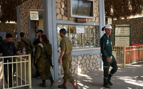 Israelische Soldaten am Eingang zum Naturreservat Ein Gedi, nachdem bei einem Steinschlag ein fünfjähriger Junge getötet wurde. - Foto: Ohad Zwigenberg/AP/dpa