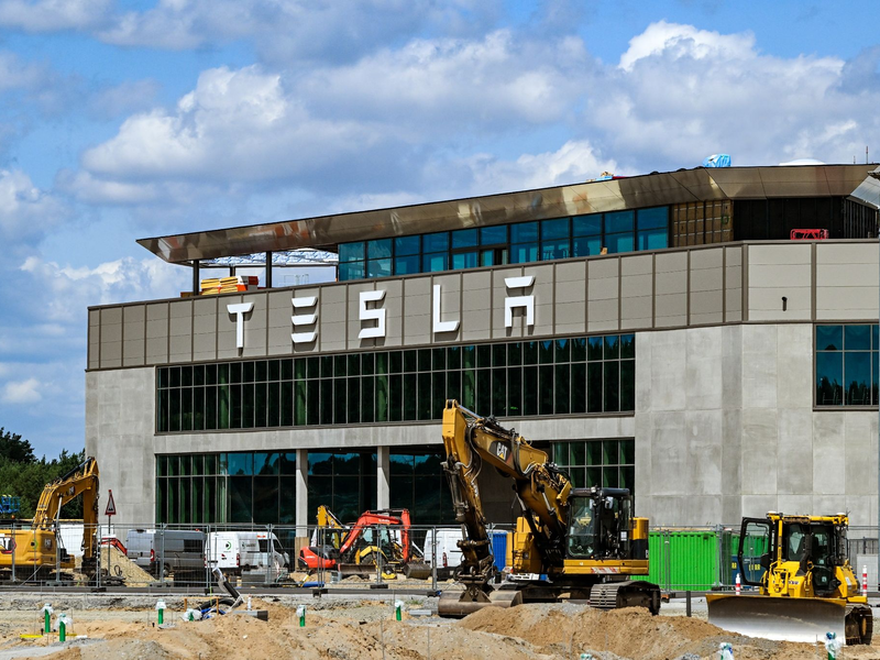 Blick auf das Werk der Tesla Gigafactory Berlin-Brandenburg. - Foto: Jens Kalaene/dpa