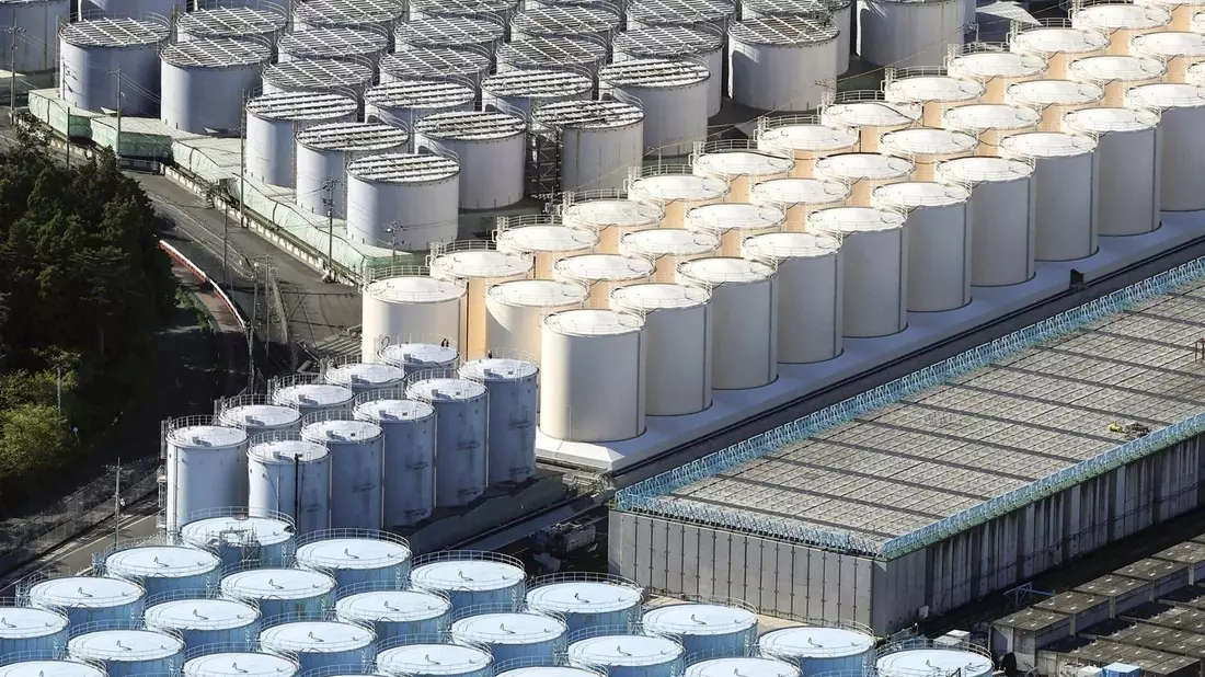 Tanks, die im Kernkraftwerk Fukushima Daiichi aufbereitetes radioaktives Abwasser enthalten. - Bild: ---/Kyodo News/AP/dpa