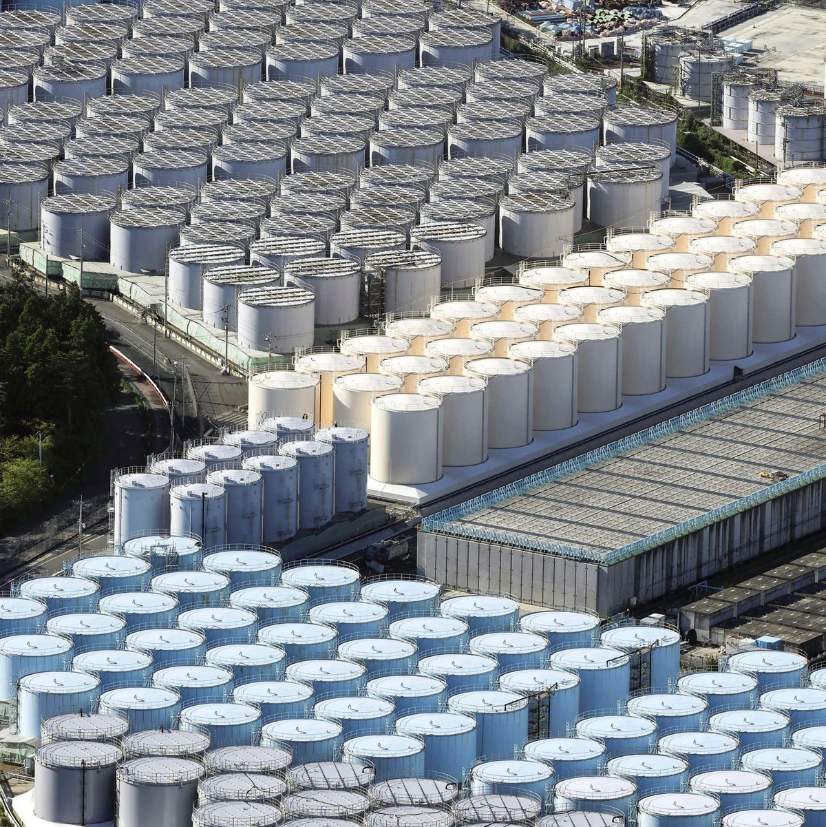 Tanks, die im Kernkraftwerk Fukushima Daiichi aufbereitetes radioaktives Abwasser enthalten. - Foto: ---/Kyodo News/AP/dpa