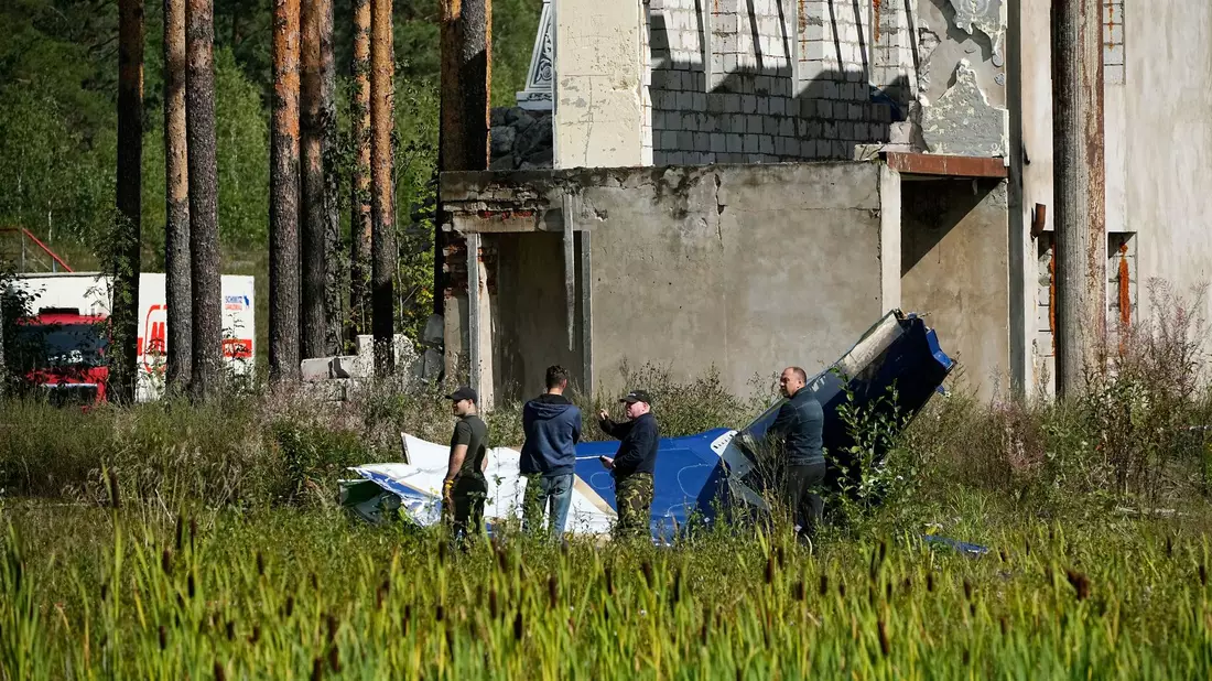 Russische Soldaten inspizieren ein Teil eines abgestürzten Privatjets bei Kushenkino. - Bild: Alexander Zemlianichenko/AP