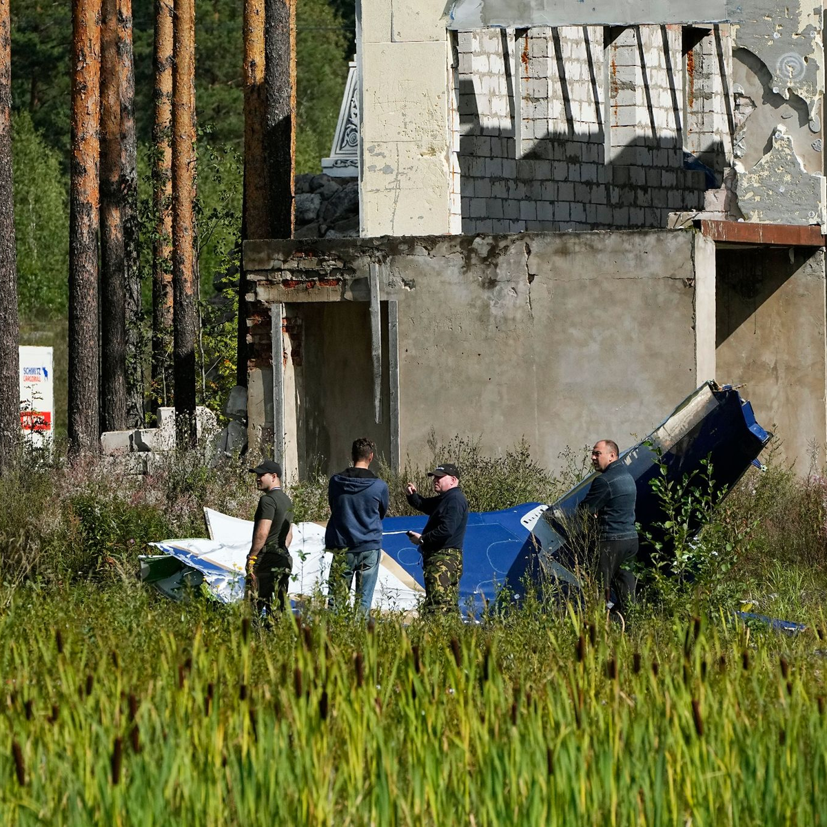 Russische Soldaten inspizieren ein Teil eines abgestürzten Privatjets bei Kushenkino. - Foto: Alexander Zemlianichenko/AP