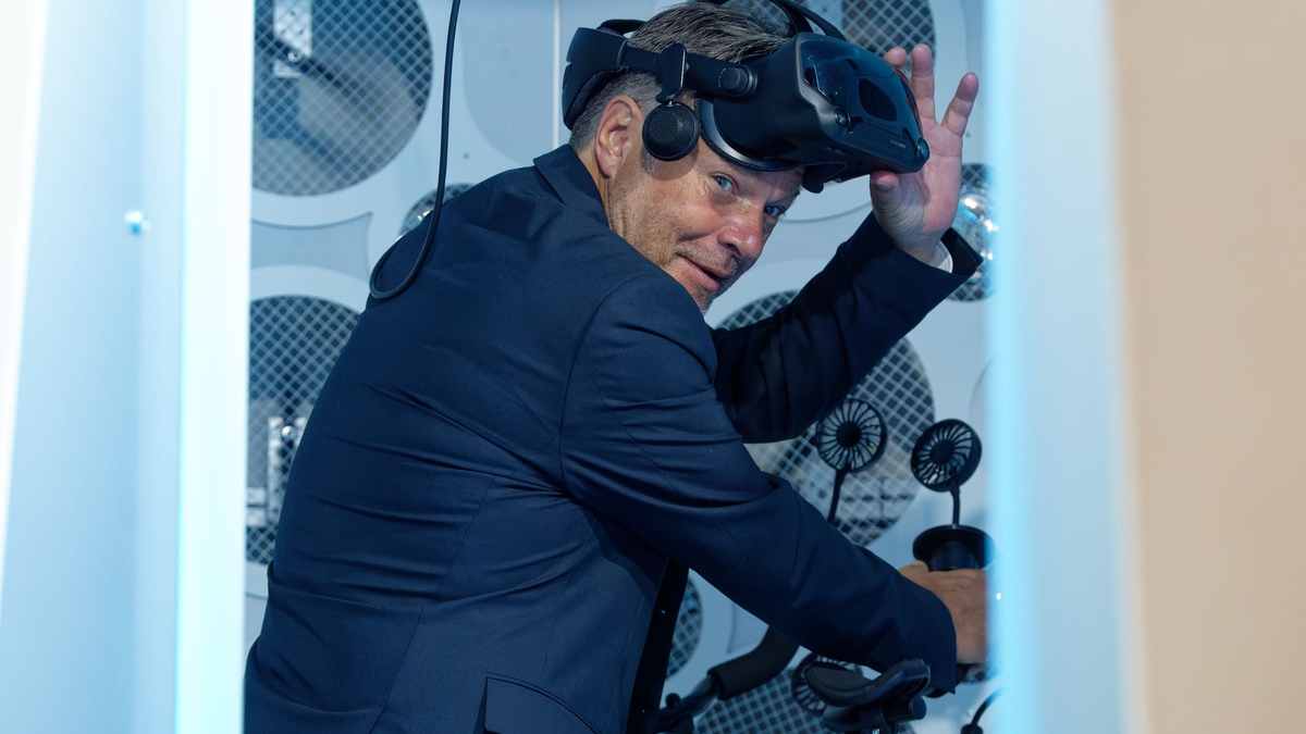 Wirtschaftsminister Robert Habeck (Grüne) macht einen Messerundgang bei der Gamescom in Köln. - Foto: Henning Kaiser/dpa
