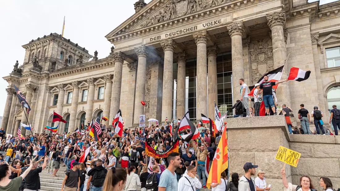 Am 29. August 2020 stürmten Teilnehmer einer Kundgebung gegen die Corona-Maßnahmen die Treppe vor dem Reichstagsgebäude. - Bild: Achille Abboud/NurPhoto/dpa